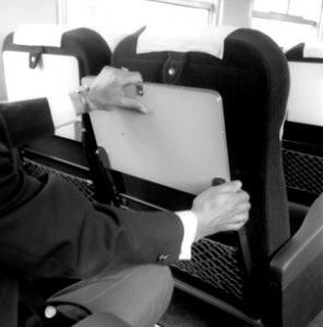 HUA-171783-Interieur van het electrische treinstel nr 1970 mat 1954 plan P van de NS klaptafeltje in de rugleuning van een Compin stoel 