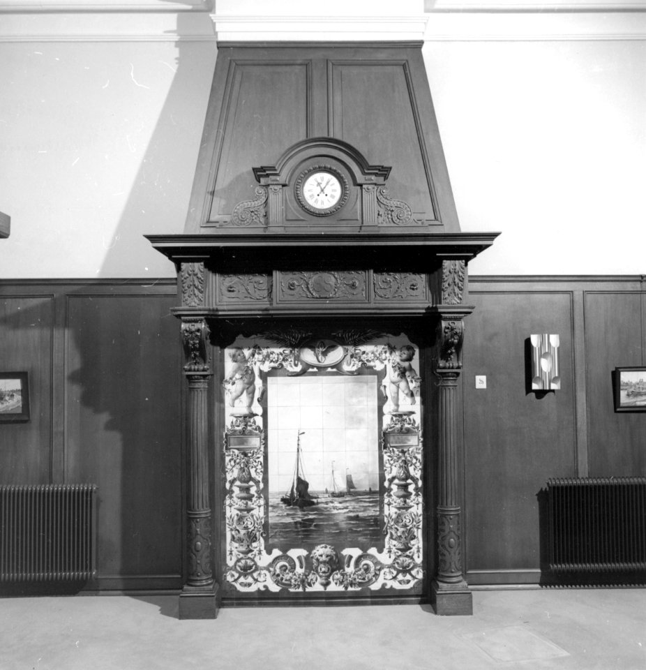 HUA-171722-Afbeelding van een schouw met tegeltableau, klok en monogram van de S.S. (Staatsspoorwegen), vermoedelijk in het 2e Administratiegebouw (HGB II) van de N.S. aan het Moreelsepark te Utrecht