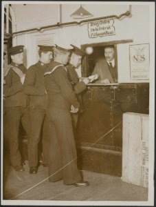 How the Fleet receives its mails. A post-office in Imperieuse. War Saving Cert, Bestanddeelnr 158-2657