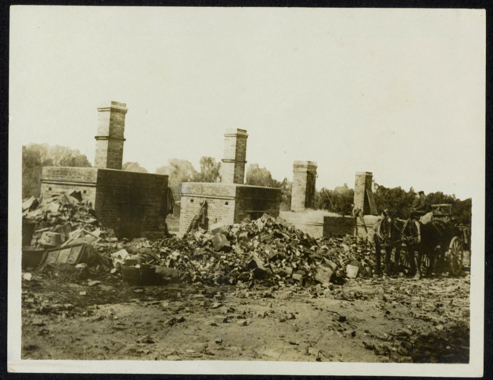 How our Troops health is kept, incinerators where all rubish is burned, Bestanddeelnr 158-0935