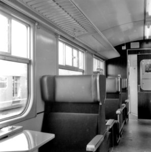 HUA-171796-Interieur van het electrische treinstel nr. 1970 (mat. 1954, plan P) van de N.S.- A-rijtuig, met normale stoelen