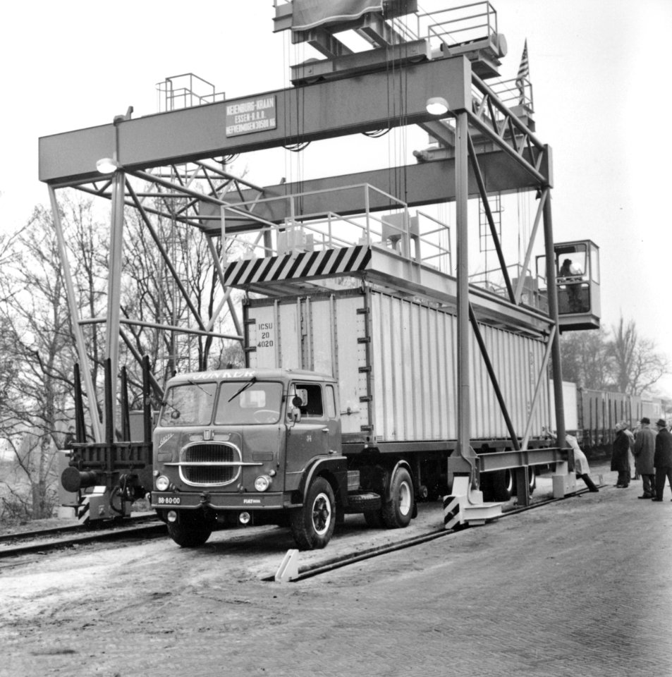 HUA-171647-Afbeelding van de ingebruikstelling van de containerkraan op het Containersteunpunt Noord-Nederland te Veendam