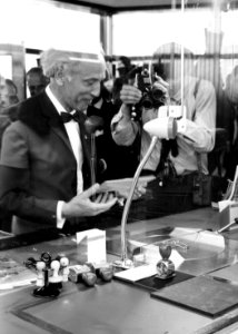 HUA-171860-Afbeelding van de opening van het nieuwe N.S.-station Tilburg West te Tilburg, met commissaris van de koningin dr. C.N.M. Kortmann die een (het eerste?) kaartje heeft gekocht aan het loket