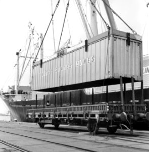 HUA-171674-Afbeelding van de overslag van containers in de haven te Rotterdam