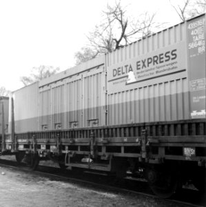 HUA-171649-Afbeelding van het vervoer van containers met de Delta Express (Intercontainer van de N.S. en de Deutsche Bundesbahn) te Veendam
