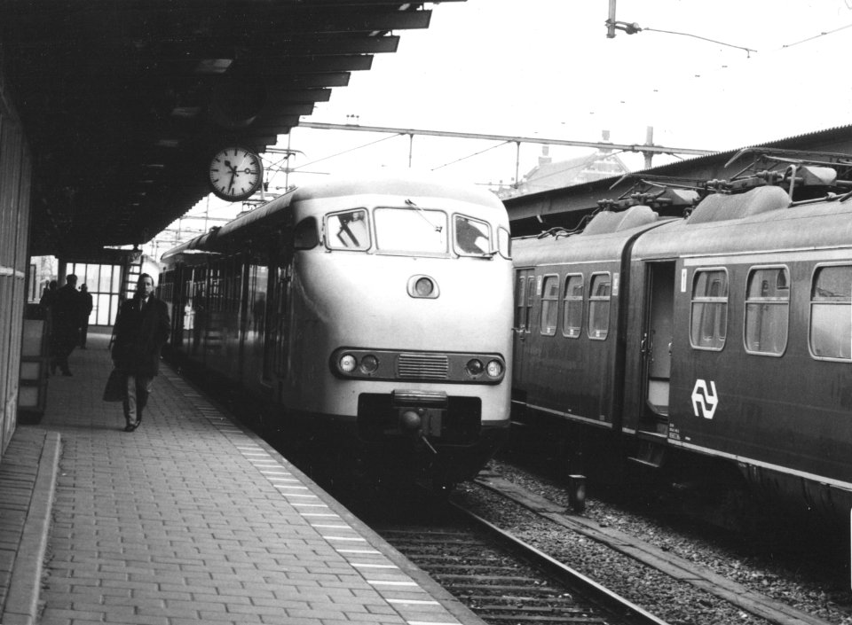 HUA-171340-Afbeelding van een electrisch treinstel mat 1964 plan V langs een perron van het NS station Arnhem te Arnhem