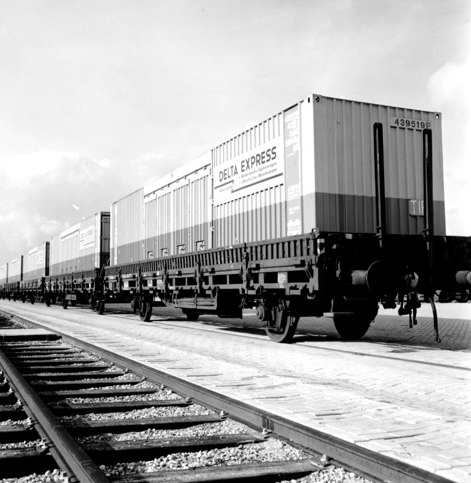 HUA-171655-Afbeelding van het vervoer van containers met de Delta Express (Intercontainer van de N.S. en de Deutsche Bundesbahn) te Rotterdam Beatrixhaven
