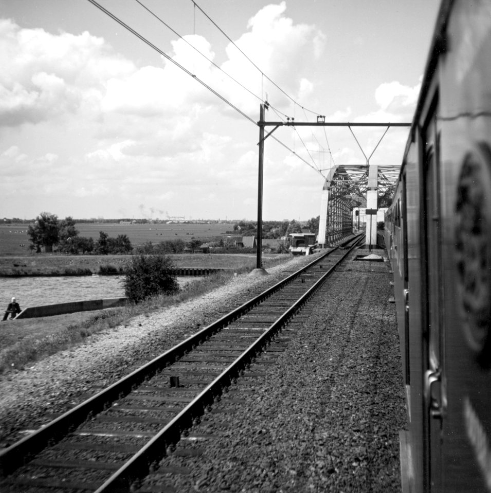 HUA-170336-Gezicht op de spoorbrug over het Amsterdam-Rijnkanaal bij Weesp, vanuit een rijdende trein