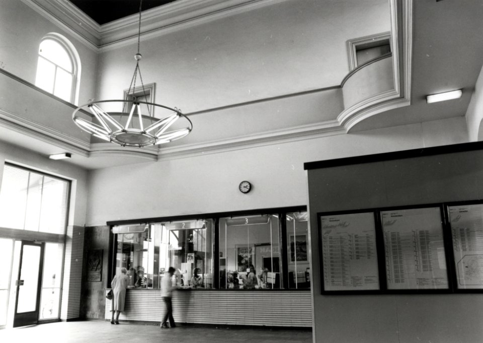 HUA-170245-Interieur van het NS station Hilversum te Hilversum hal met loketten