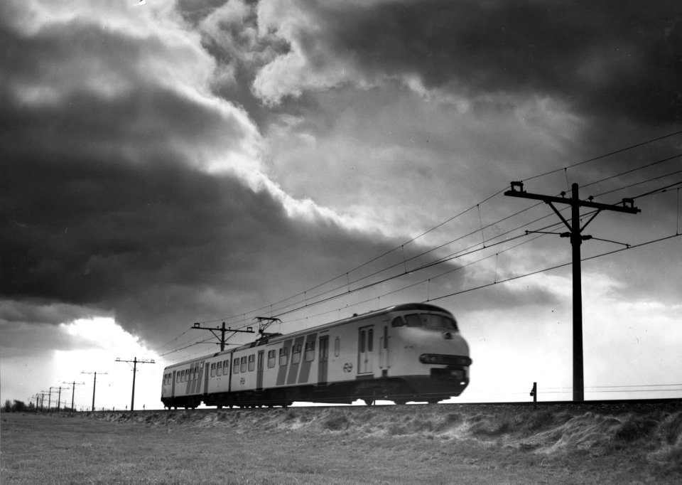HUA-151015-Afbeelding van een electrisch treinstel mat. 1964 (plan V) van de N.S. ter hoogte van Pijnacker