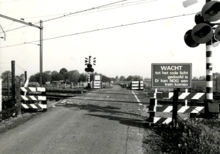 HUA-170276-Gezicht op een met een AKI (Automatische Knipperlicht Installatie) beveiligde spoorwegovergang photo