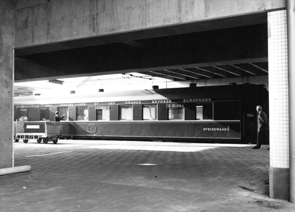 HUA-171322-Afbeelding van een restauratiewagen van Wagons-Lits langs het eerste perron (onder de Traverse) van het N.S.-station Utrecht C.S. te Utrecht