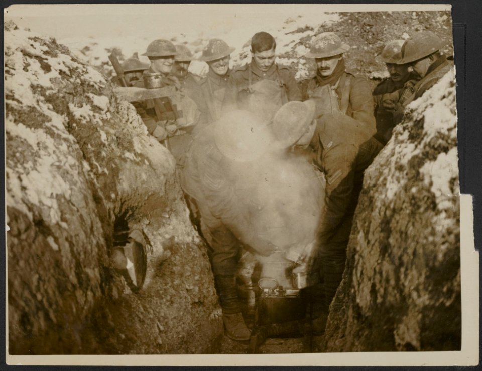 How Tommy is fed. The hot stew in the trenches., Bestanddeelnr 158-2011