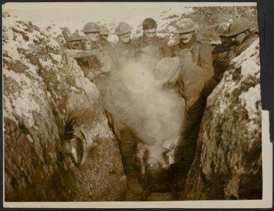 How Tommy is fed. The hot stew in the trenches., Bestanddeelnr 158-2011