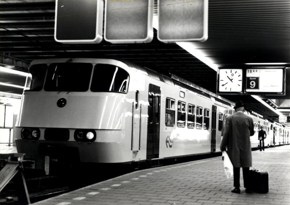 HUA-170647-Afbeelding van een electrisch treinstel Plan Y ("Sprinter") van de N.S. dat voor vertrek gereed staat naar Zoetermeer Meerzicht aan de Zoetermeer Stadslijn, op het N.S.-station Den Haag C.S. te Den Ha