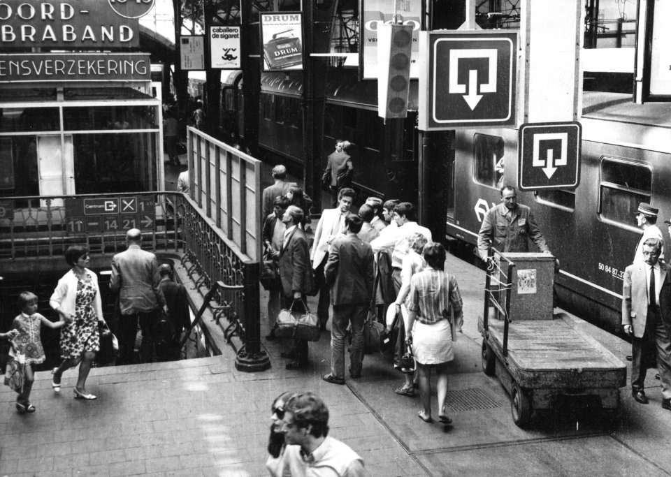 HUA-171319-Gezicht op het tweede perron (spoor 2) van het N.S.-station Utrecht C.S. te Utrecht