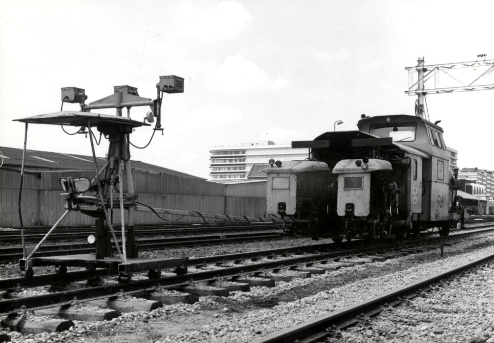HUA-169723-Afbeelding van de stopmachine Plassermatic 275 van de NS op het goederenemplacement te Utrecht