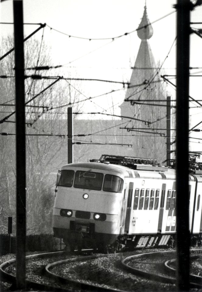 HUA-170632-Afbeelding van een electrisch treinstel Plan Y Sprinter van de NS op de Zoetermeer Stadslijn te Zoetermeer met op de achtergrond de toren van de Nicol