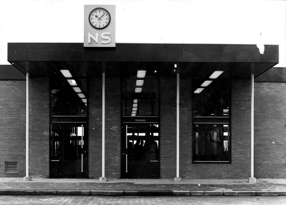 HUA-150866-Gezicht op de ingang van het N.S.-station Zevenaar te Zevenaar