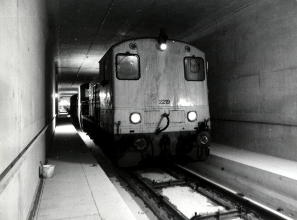 HUA-170579-Afbeelding van een werktrein met voorop de diesel-electrische locomotief nr. 2219 (serie 2200-2300) van de N.S. in de Hemtunnel tussen Amsterdam Sloterdijk en Zaandam