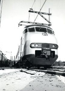 HUA-170697-Afbeelding van het electrische treinstel nr. 431 (mat. 1964, plan V) van de N.S. tijdens de presentatie van de nieuwe huisstijl van N.S. op het terrein van Werkspoor te Utrecht