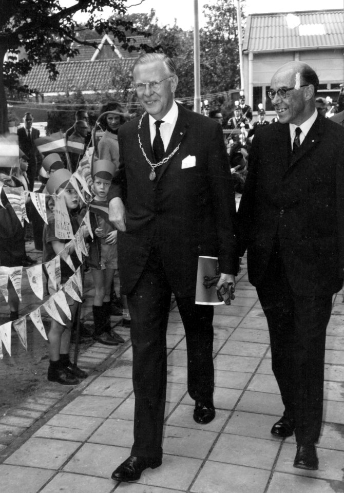 HUA-171844-Afbeelding van burgemeester mr. F.W. van Ketwich Verschuur van Haren en ir. L.J. Biezeveld, chef van het exploitatiedistrict Noord-Oost van de N.S. tijdens de feestelijke opening van het nieuwe N.S.-s