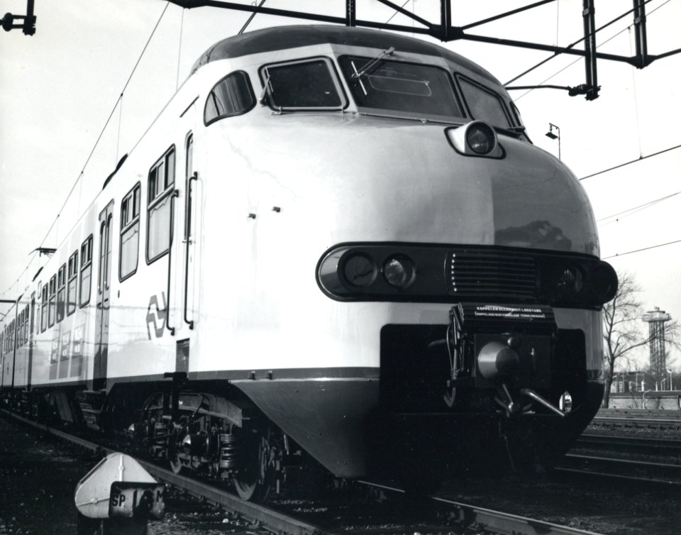 HUA-170700-Afbeelding van het electrische treinstel nr. 431 (Plan V, mat. 1964) van de N.S. tijdens de presentatie van de nieuwe, gele huisstijl voor treinstellen te Rotterdam