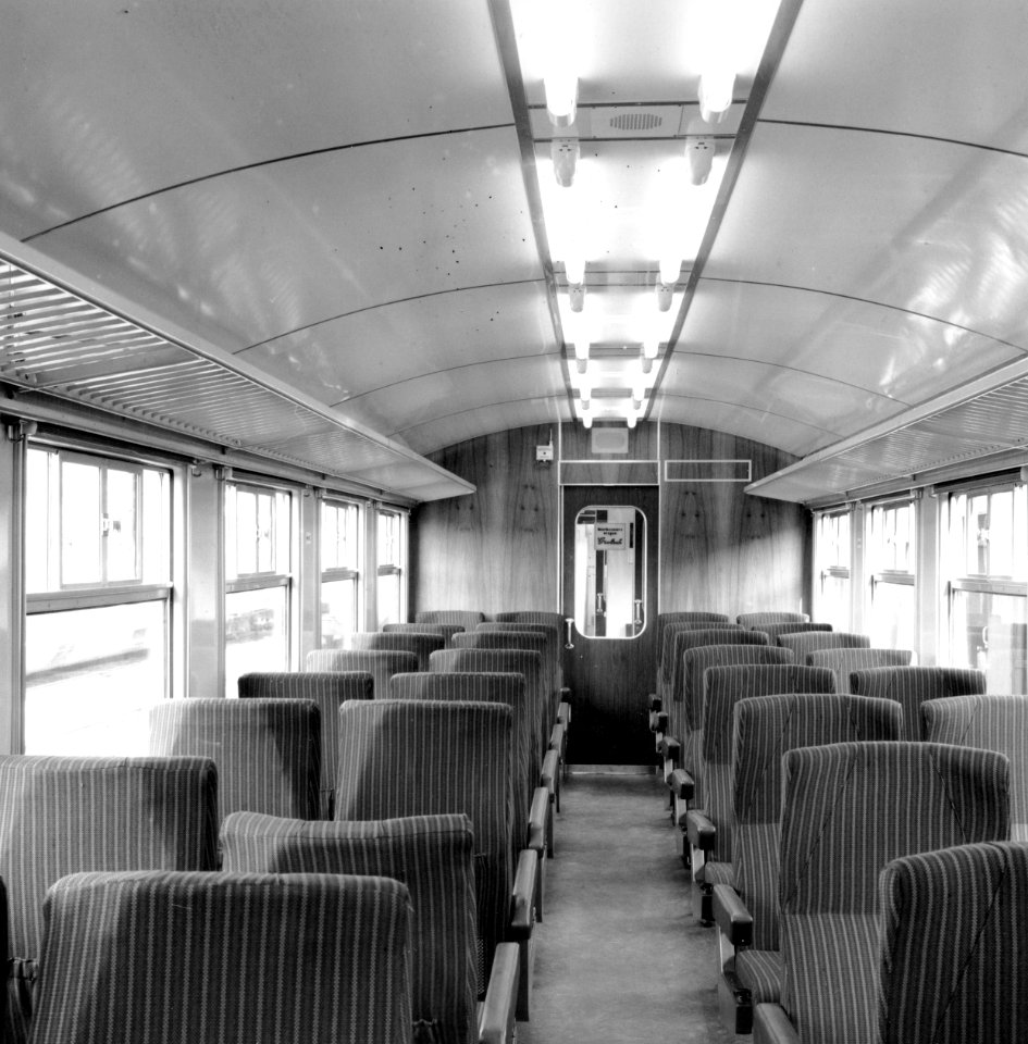 HUA-171838-Interieur van het electrische treinstel nr 1970 Mat 1954 plan P van de NS het Bk rijtuig proefinterieur 2e klasse met Laser stoelen 
