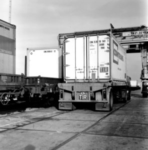 HUA-171668-Afbeelding van het vervoer van containers in de Westhaven te Amsterdam