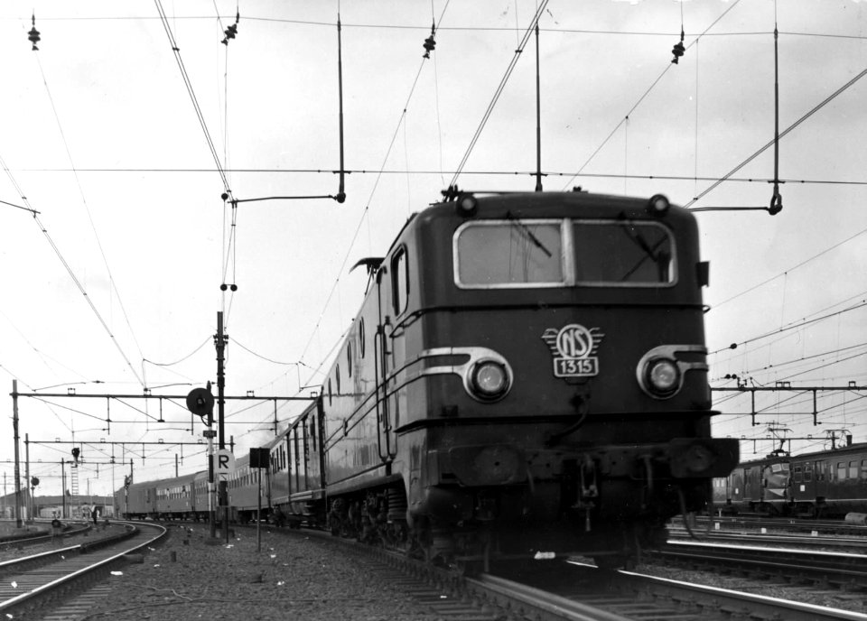 HUA-150973-Afbeelding van de electrische locomotief nr 1315 serie 1300 met rijtuigen van de NS ter hoogte van het NS station Utrecht CS te Utrecht