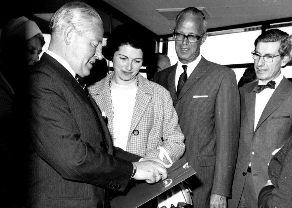 HUA-171870-Afbeelding van de opening van het nieuwe N.S.-station Vlaardingen West te Vlaardingen, met links burgemeester mr. J. Heusdens en in het midden N.S.-ambassadrice Jeanne Vollemans en Chef Exploitatie-di
