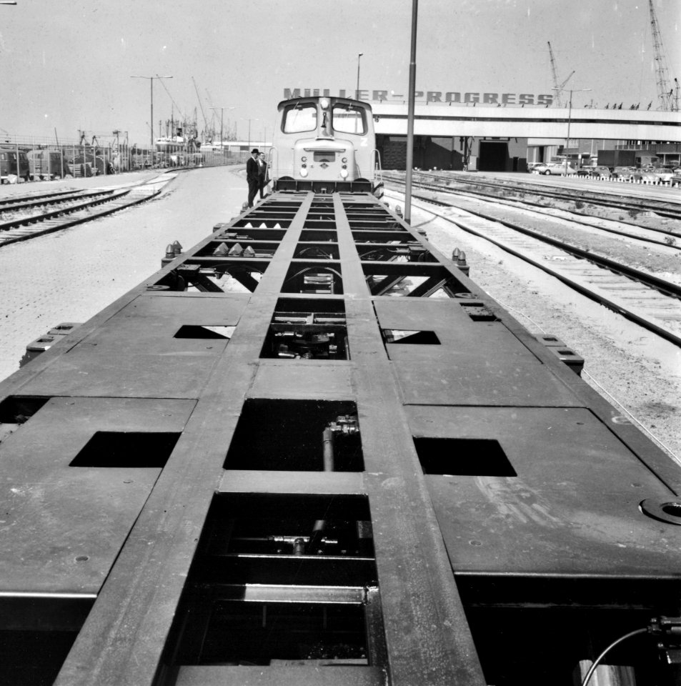HUA-171628-Afbeelding van de Britse "Liner Train" (Freightliner) na aankomst bij de Stuwadoorsmaatschappij Müller-Progress in de Beatrixhaven te Rotterdam, met voor aan de trein de Orenstein & Koppel-rangeerloco
