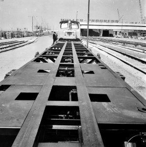 HUA-171628-Afbeelding van de Britse "Liner Train" (Freightliner) na aankomst bij de Stuwadoorsmaatschappij Müller-Progress in de Beatrixhaven te Rotterdam, met voor aan de trein de Orenstein & Koppel-rangeerloco