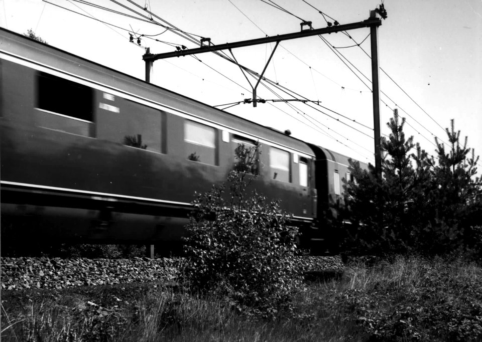 HUA-151001-Afbeelding van passerende rijtuigen in een getrokken trein van de N.S. ter hoogte van Maarsbergen
