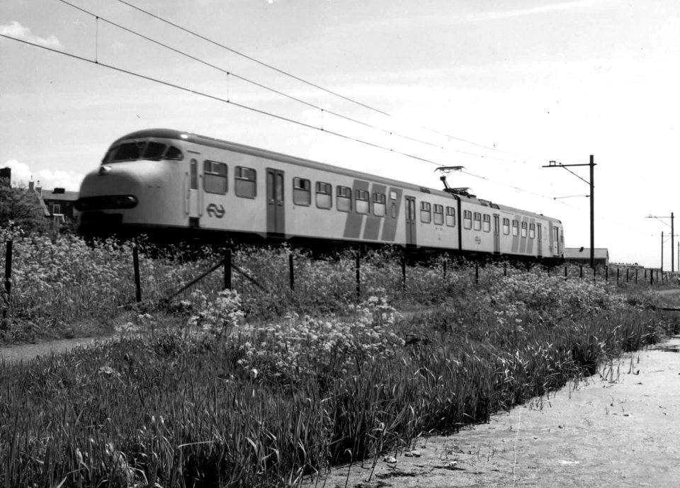 HUA-150995-Afbeelding van een electrisch treinstel mat. 1964 (plan V) van de N.S. ter hoogte van Boskoop
