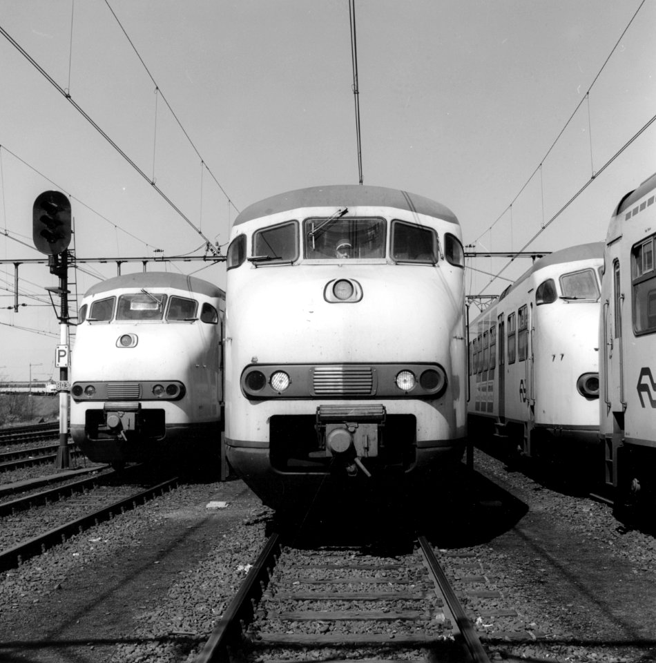HUA-171792-Afbeelding van enkele electrische treinstellen mat. 1964 (plan V) op het emplacement aan de Boorstraat te Utrecht