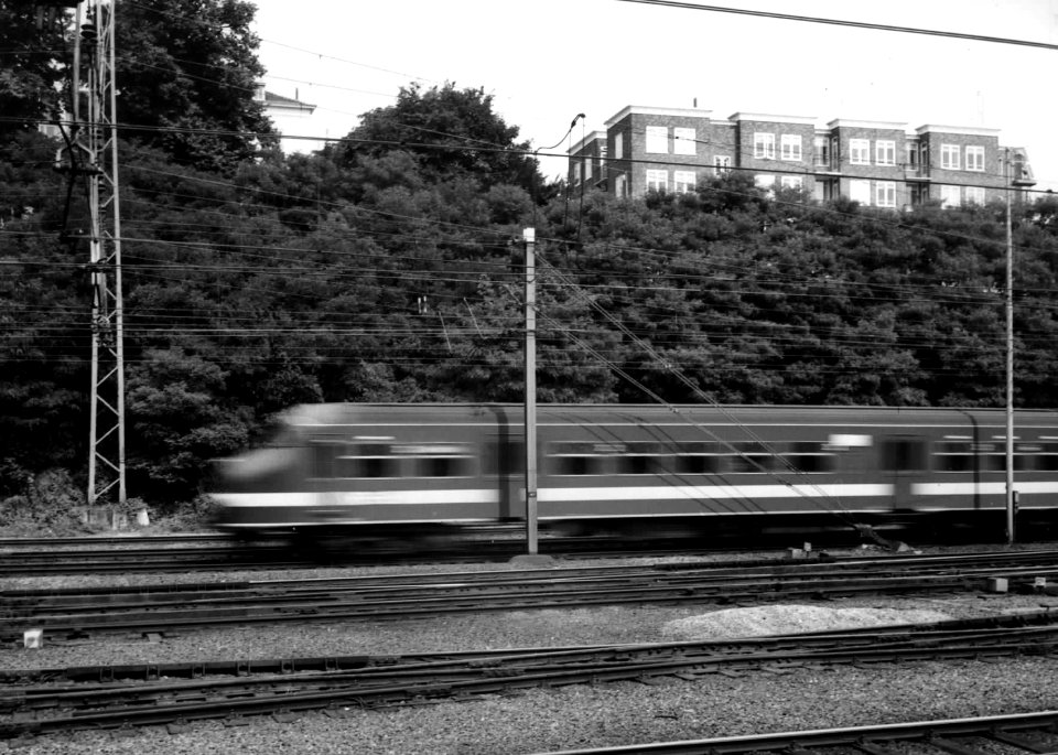 HUA-151024-Afbeelding van een voorbijsnellend electrisch treinstel mat. 1964 van de N.S. op het emplacement te Arnhem