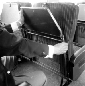 HUA-171789-Interieur van het electrische treinstel nr. 1970 (mat. 1954, plan P) van de N.S.- klaptafeltje in de rugleuning van een "Laser-stoel"