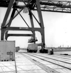 HUA-171611-Afbeelding van de overslag van containers van rederij Sea-Land op de Europe Container Terminals (E.C.T.) in de Eemhaven te Rotterdam