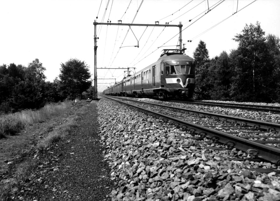 HUA-150999-Afbeelding van drie gekoppelde electrische treinstellen mat 1946 van de NS ter hoogte van Maarsbergen