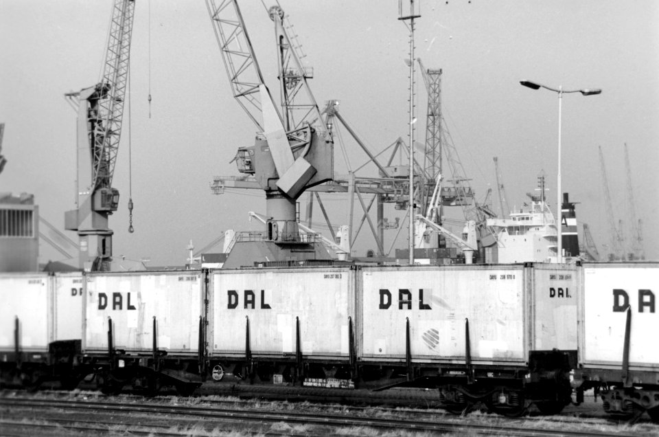 HUA-171613-Afbeelding van de overslag van containers bij Europe Container Terminals (E.C.T.) bij de Eemhaven te Rotterdam