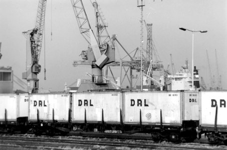 HUA-171613-Afbeelding van de overslag van containers bij Europe Container Terminals (E.C.T.) bij de Eemhaven te Rotterdam