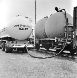 HUA-171648-Afbeelding van het laden van een silowagen (bollenwagen) type Ucs van de N.S. met aardappelmeel op de losweg te Veendam door de firma Jonker