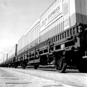 HUA-171650-Afbeelding van het vervoer van containers met de Delta Express (Intercontainer van de N.S. en de Deutsche Bundesbahn) te Rotterdam Beatrixhaven