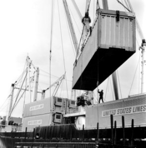 HUA-171673-Afbeelding van de overslag van containers in de haven te Rotterdam