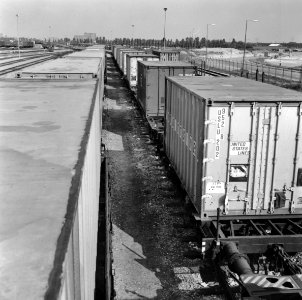 HUA-171636-Afbeelding van containertreinen op het emplacement Waalhaven Zuid te Rotterdam
