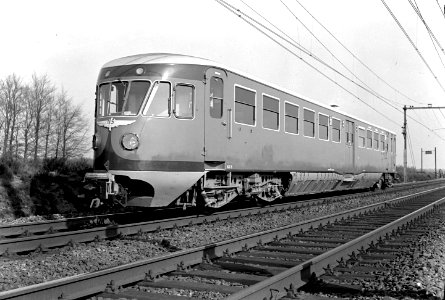 HUA-151187-Afbeelding van het diesel-electrische motorrijtuig nr. 21 (DE 1, serie 21-50 - "Blauwe Engel") van de N.S. tijdens een proefrit te Wolfheze