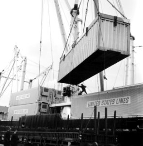 HUA-171672-Afbeelding van de overslag van containers in de haven te Rotterdam