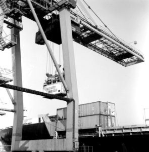 HUA-171675-Afbeelding van de overslag van containers in de haven te Rotterdam