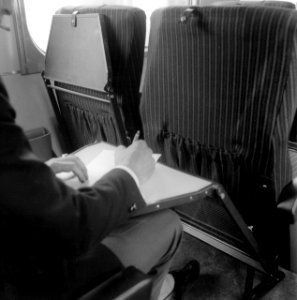 HUA-171802-Interieur van het electrische treinstel nr. 1970 (mat. 1954, plan P) van de N.S.- klaptafeltje in de rugleuning van een "Laser-stoel"